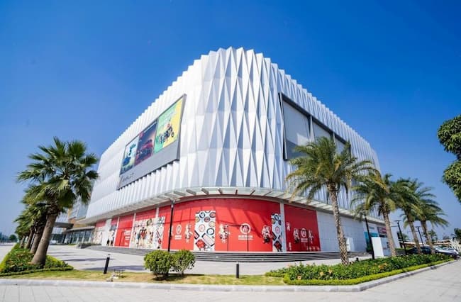 Trung tâm mua sắm Vincom Mega Mall sôi động